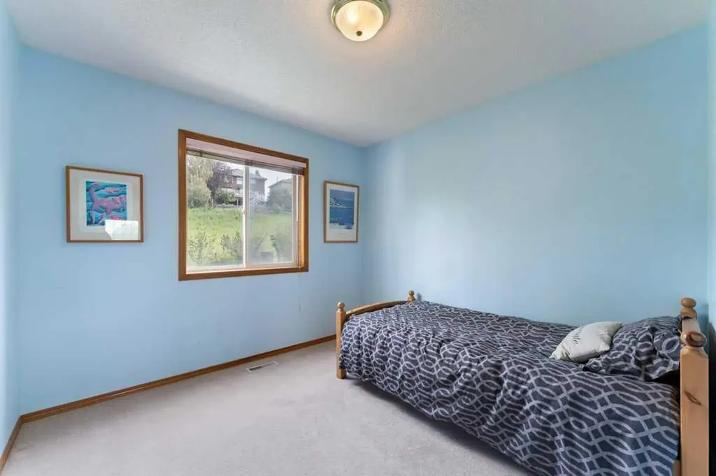 62 Edgebrook Heights NW Calgary AB T3A 5M5
