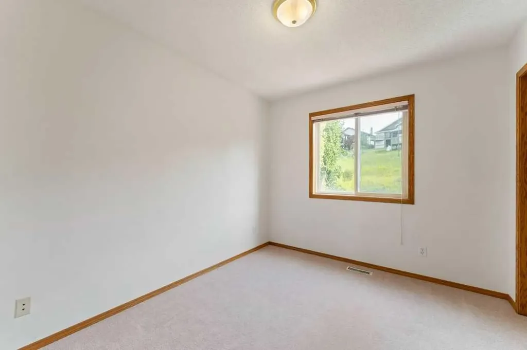 62 Edgebrook Heights NW Calgary AB T3A 5M5