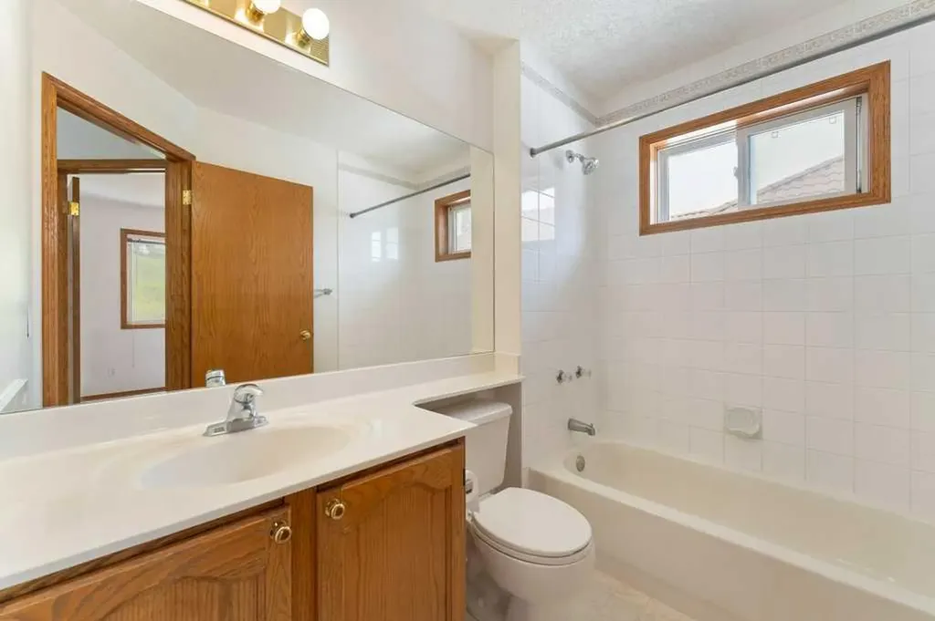 62 Edgebrook Heights NW Calgary AB T3A 5M5