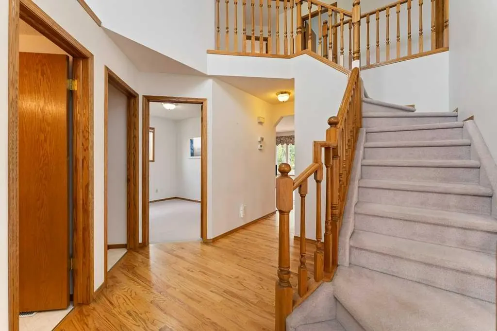62 Edgebrook Heights NW Calgary AB T3A 5M5