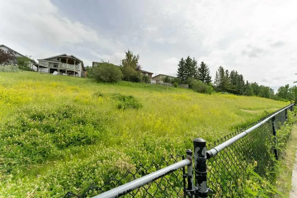 62 Edgebrook Heights NW Calgary AB T3A 5M5