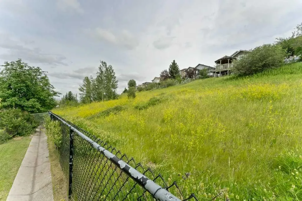 62 Edgebrook Heights NW Calgary AB T3A 5M5