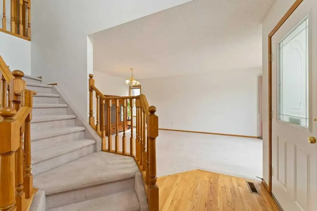 62 Edgebrook Heights NW Calgary AB T3A 5M5