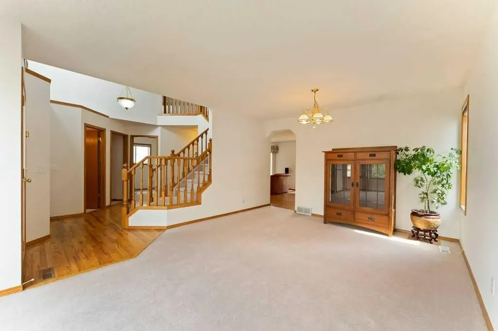 62 Edgebrook Heights NW Calgary AB T3A 5M5