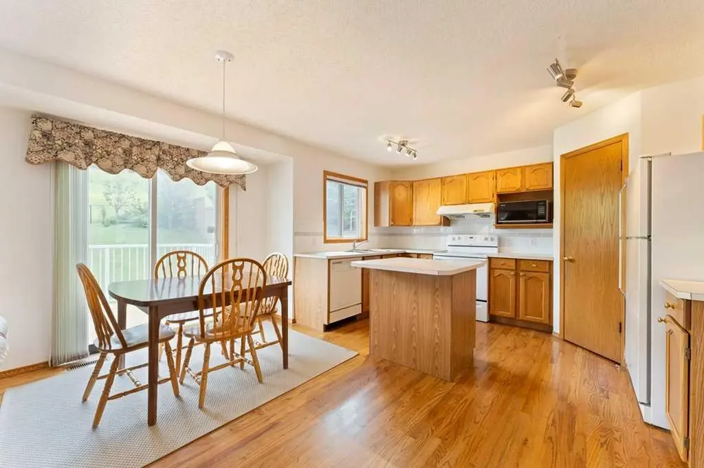 62 Edgebrook Heights NW Calgary AB T3A 5M5
