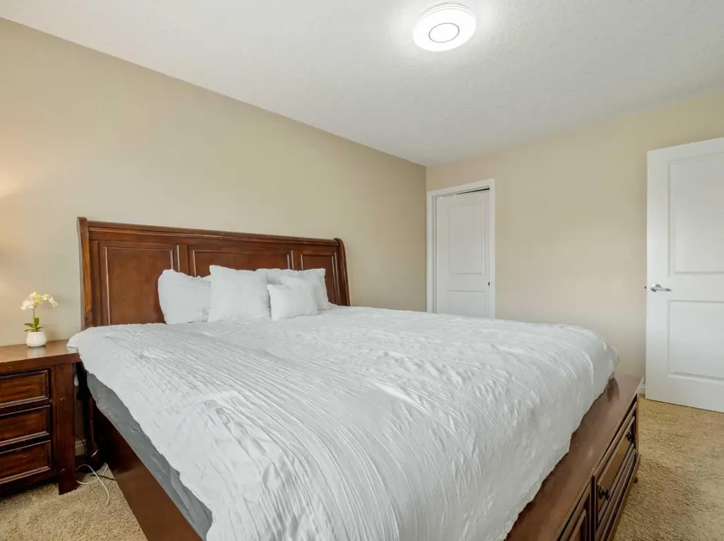 554 Margaret Sutherland Crescent N Lethbridge AB T1H 5R6
