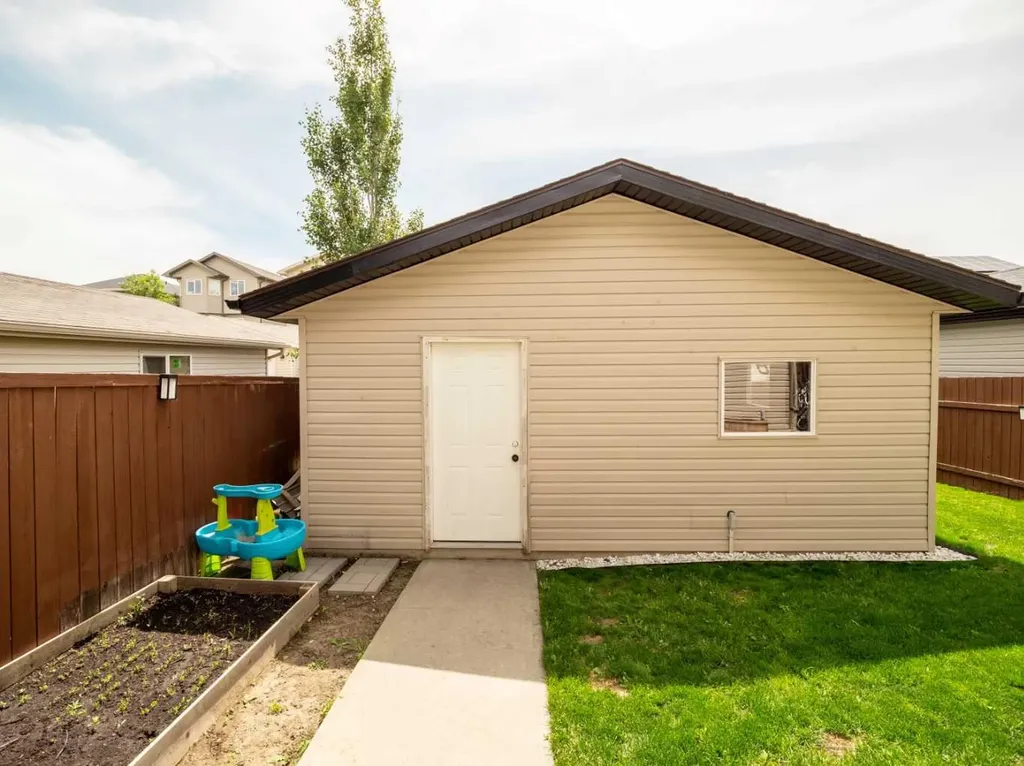 554 Margaret Sutherland Crescent N Lethbridge AB T1H 5R6