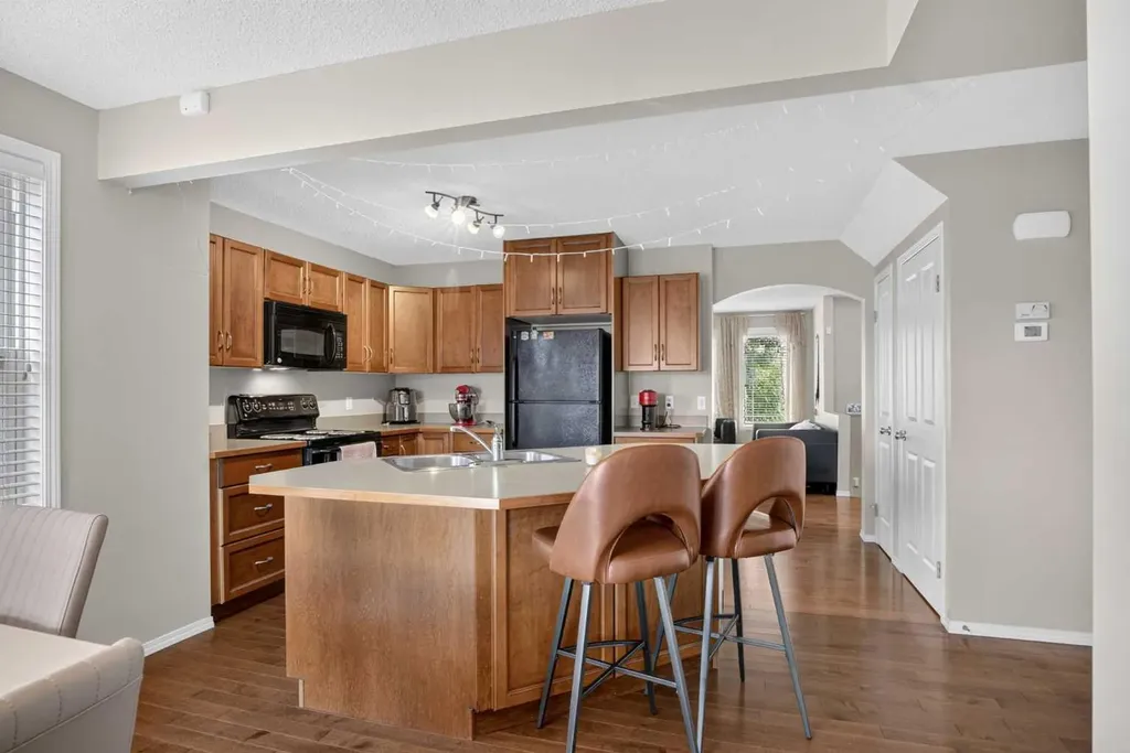 116 Panora Close NW Calgary AB T3K 0G4