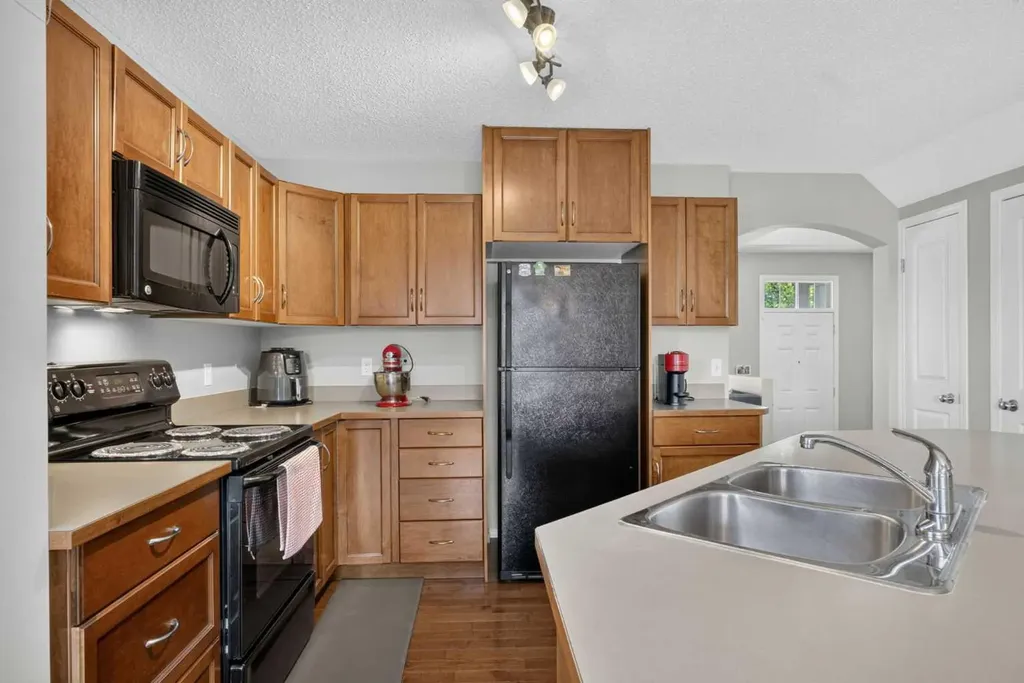 116 Panora Close NW Calgary AB T3K 0G4