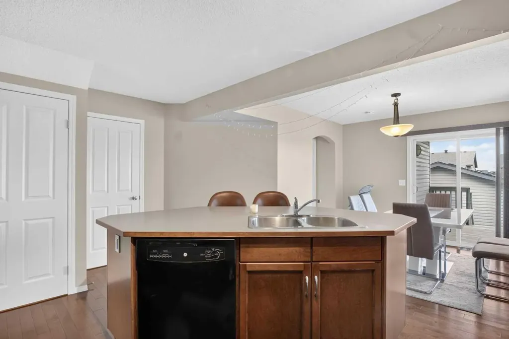 116 Panora Close NW Calgary AB T3K 0G4