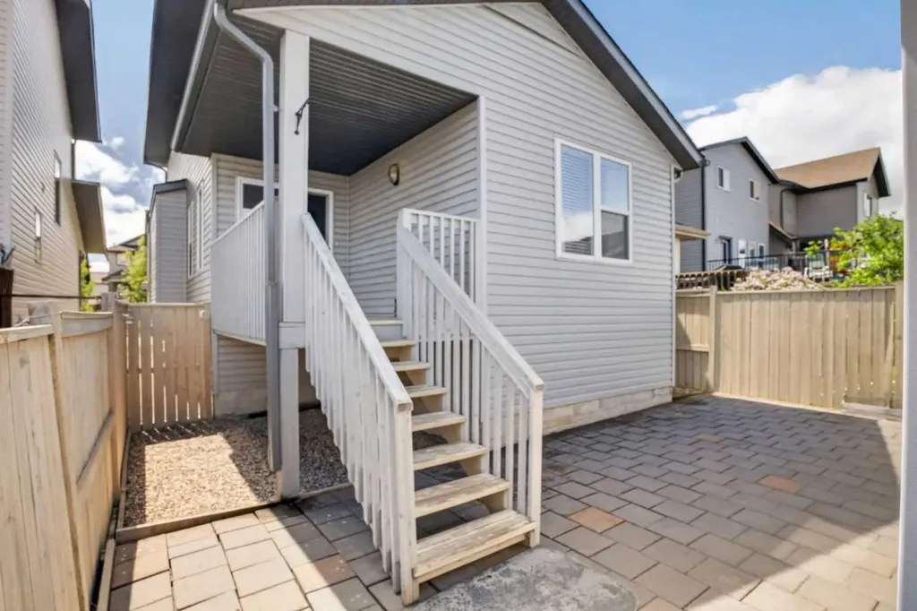 116 Panora Close NW Calgary AB T3K 0G4