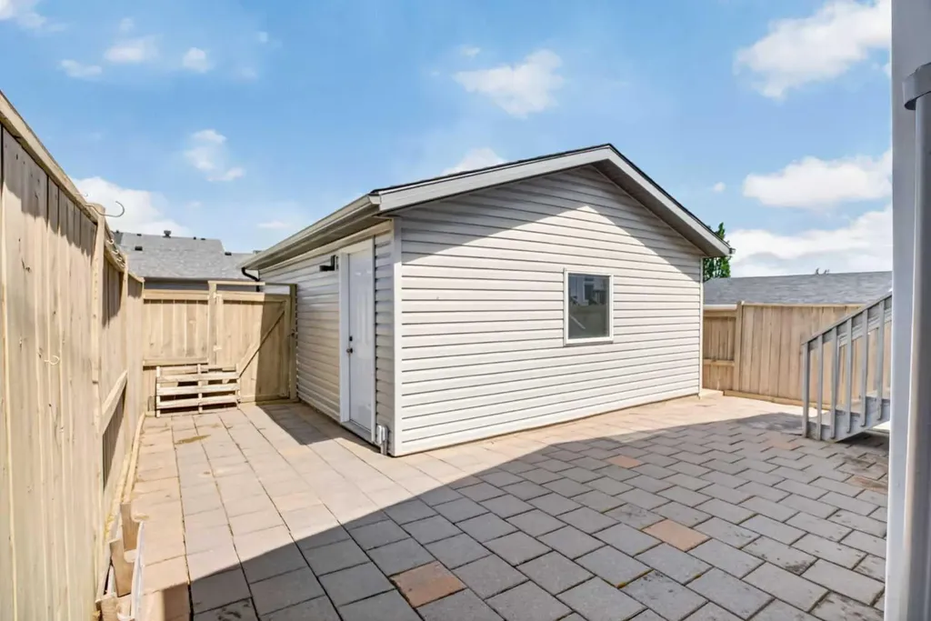 116 Panora Close NW Calgary AB T3K 0G4
