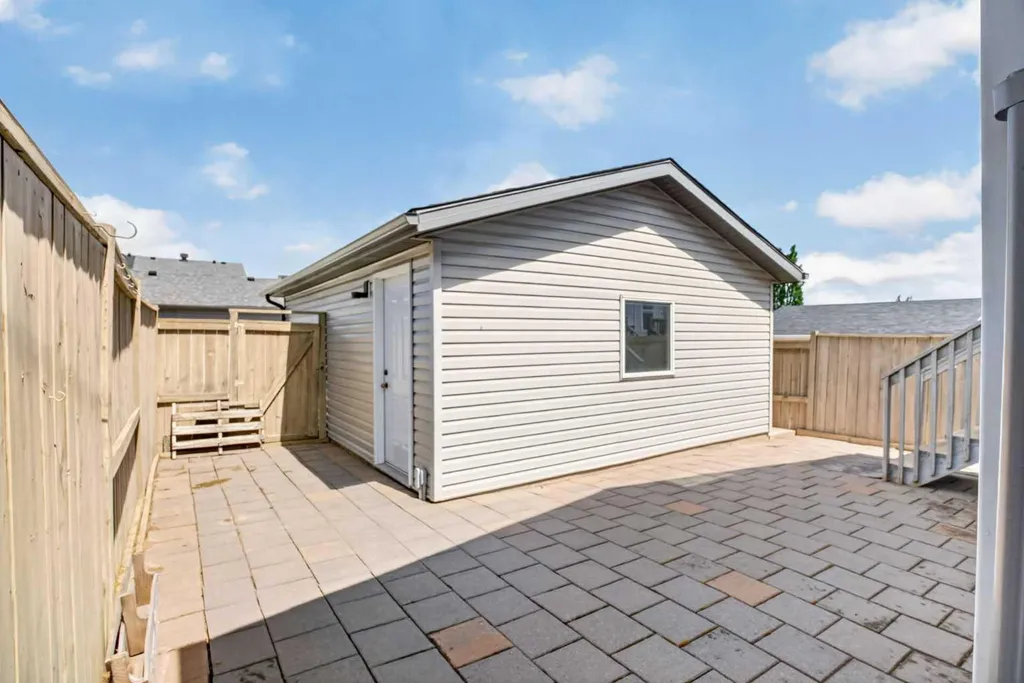 116 Panora Close NW Calgary AB T3K 0G4