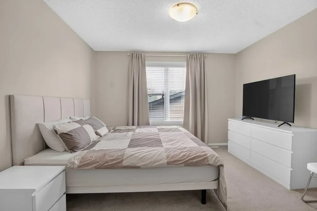 116 Panora Close NW Calgary AB T3K 0G4
