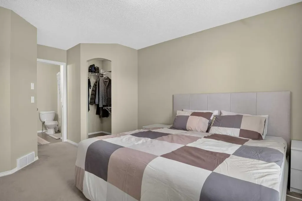 116 Panora Close NW Calgary AB T3K 0G4