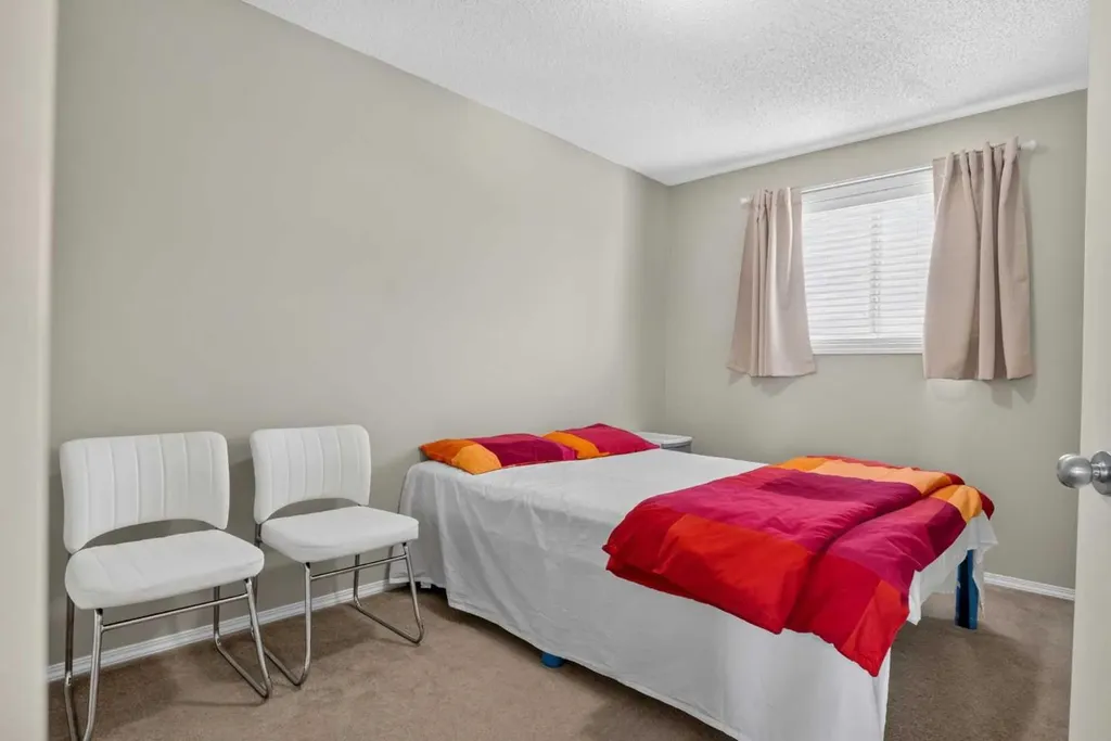 116 Panora Close NW Calgary AB T3K 0G4
