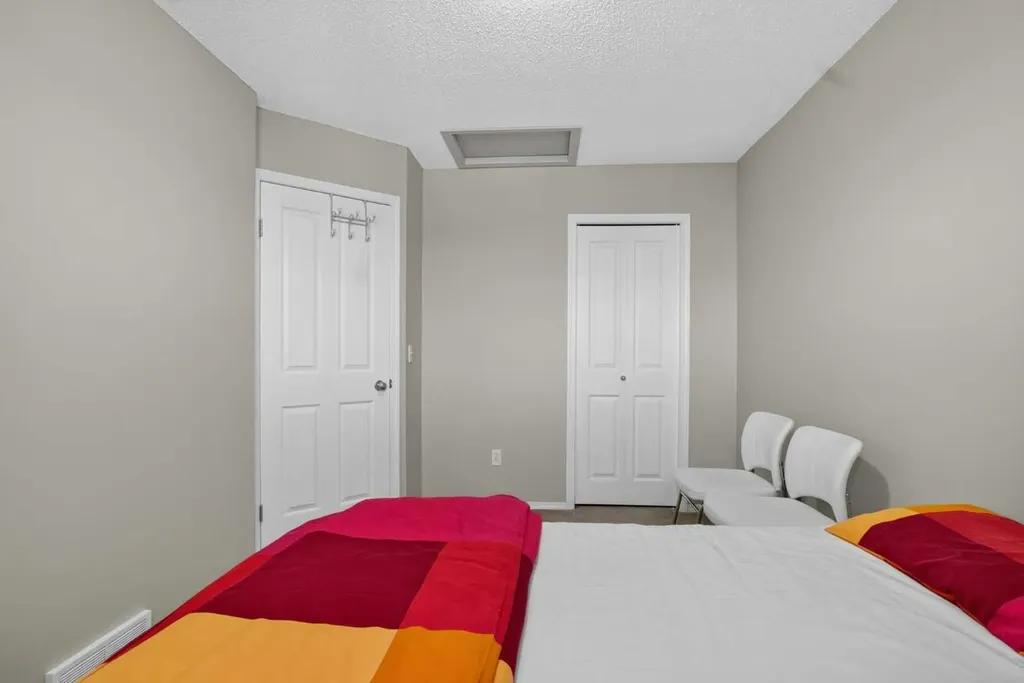 116 Panora Close NW Calgary AB T3K 0G4