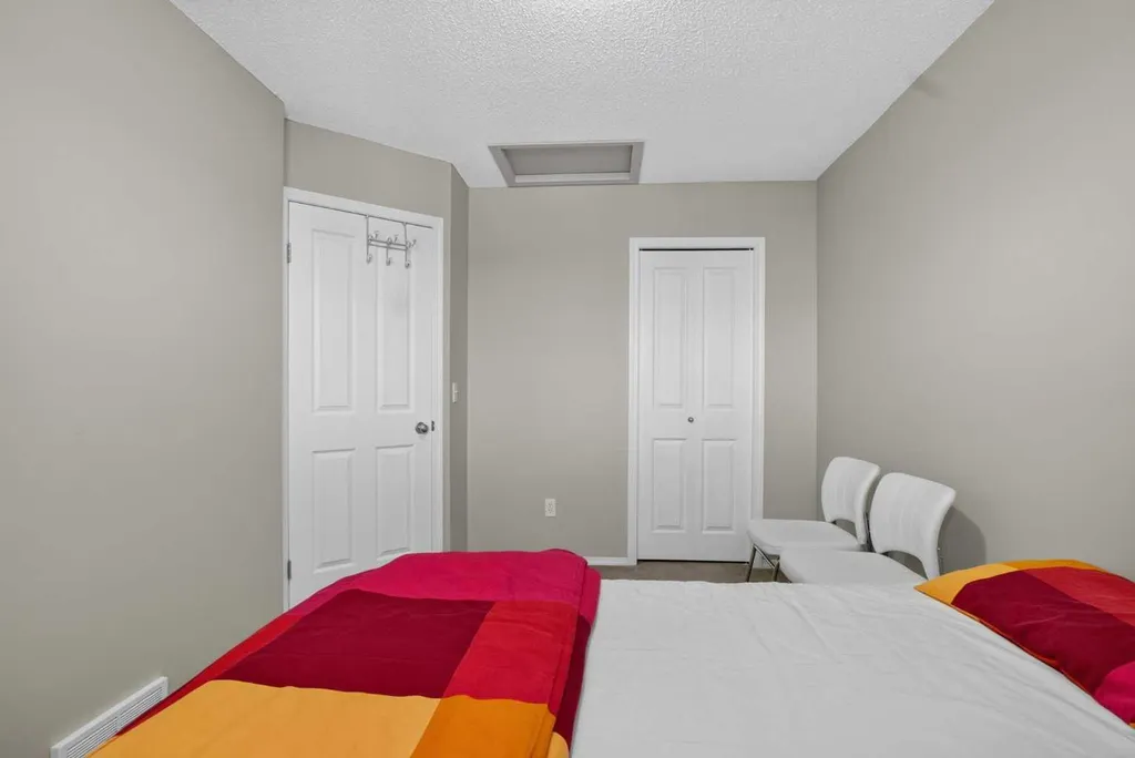 116 Panora Close NW Calgary AB T3K 0G4