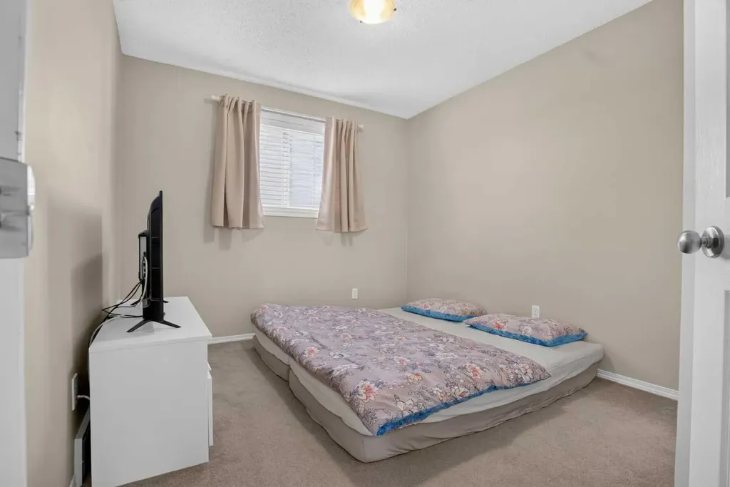 116 Panora Close NW Calgary AB T3K 0G4