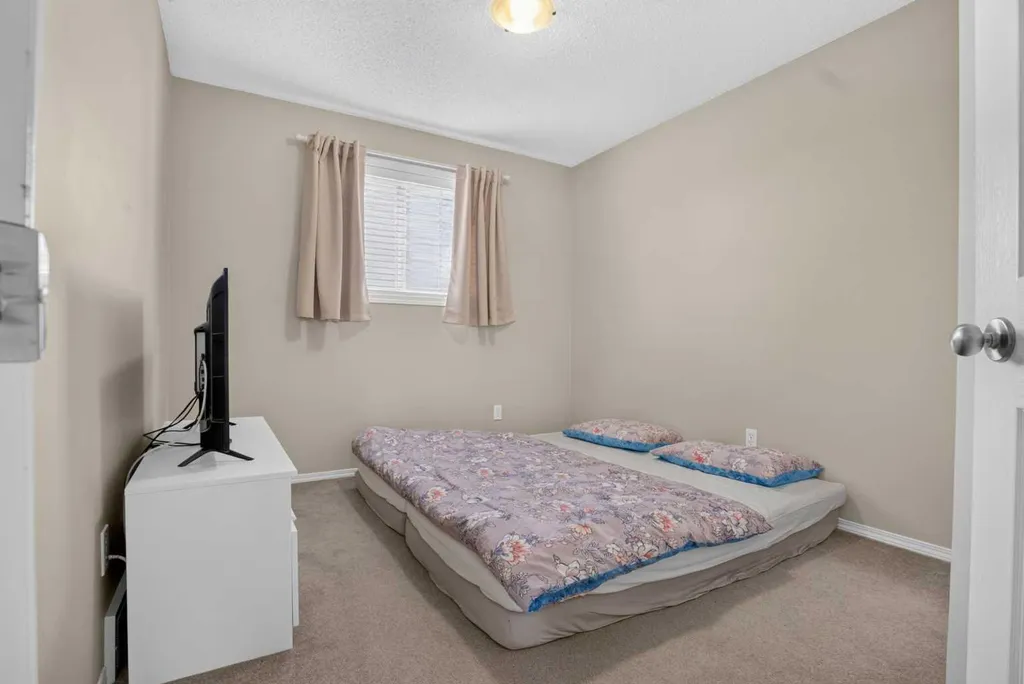 116 Panora Close NW Calgary AB T3K 0G4