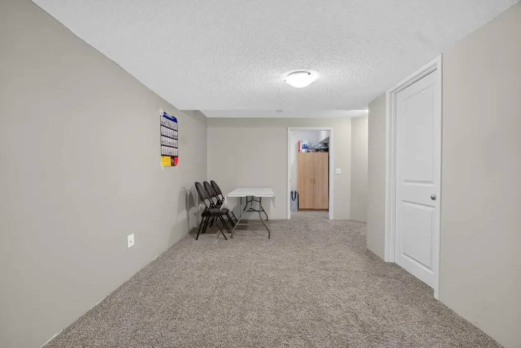 116 Panora Close NW Calgary AB T3K 0G4