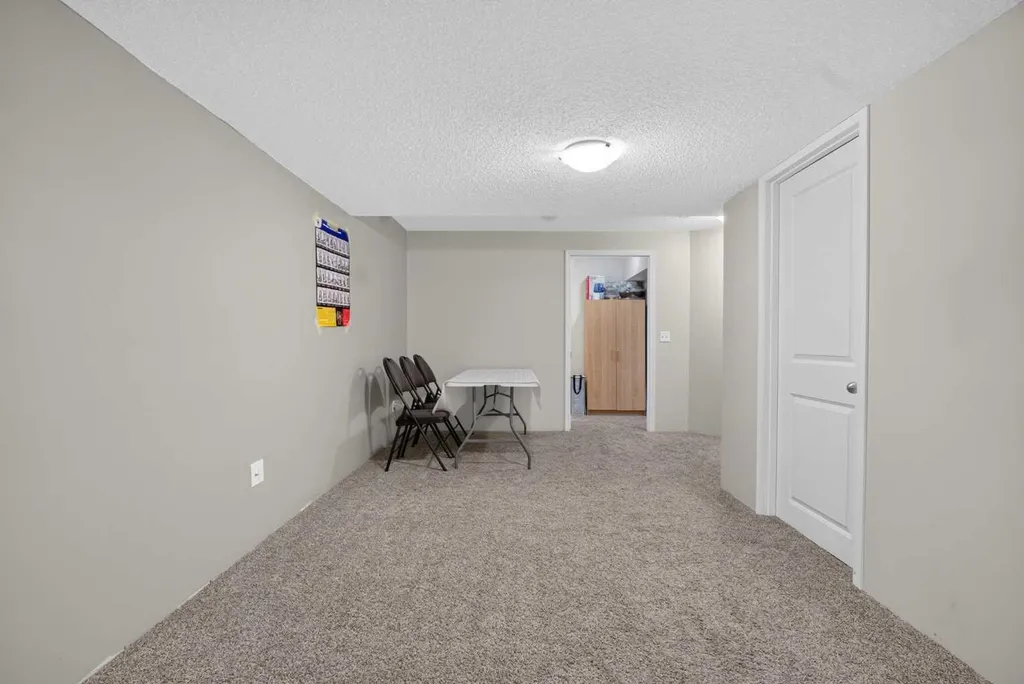 116 Panora Close NW Calgary AB T3K 0G4