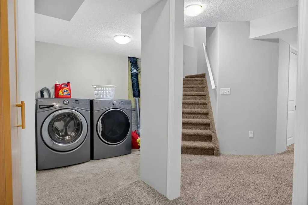 116 Panora Close NW Calgary AB T3K 0G4