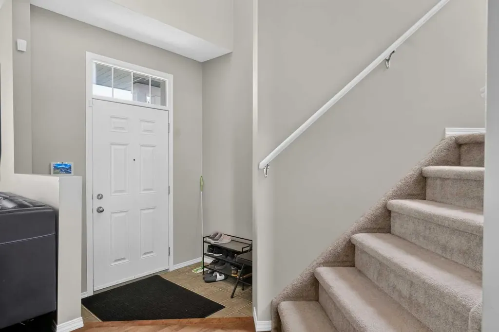 116 Panora Close NW Calgary AB T3K 0G4