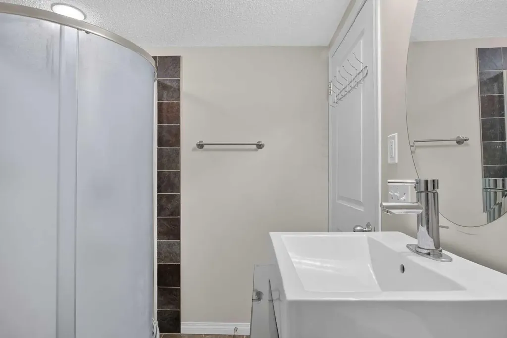 116 Panora Close NW Calgary AB T3K 0G4