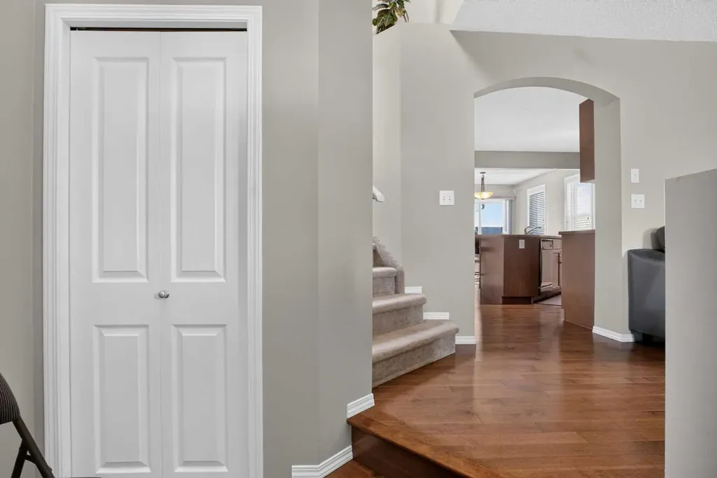 116 Panora Close NW Calgary AB T3K 0G4