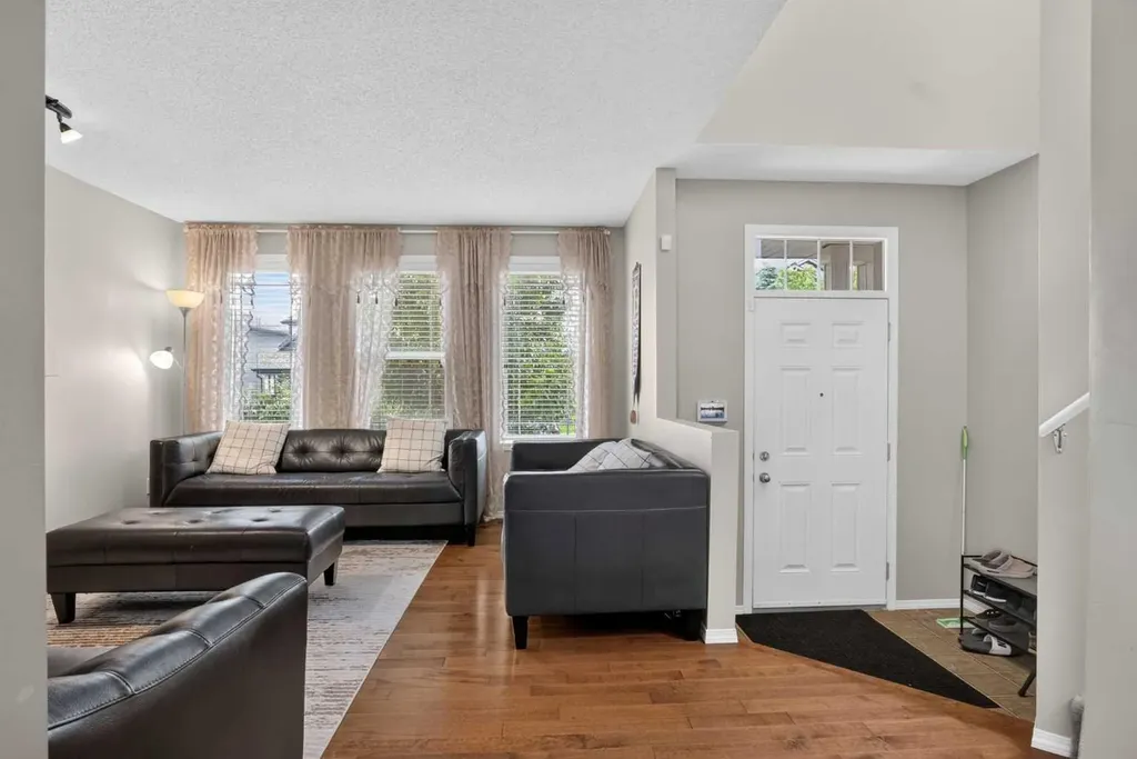 116 Panora Close NW Calgary AB T3K 0G4