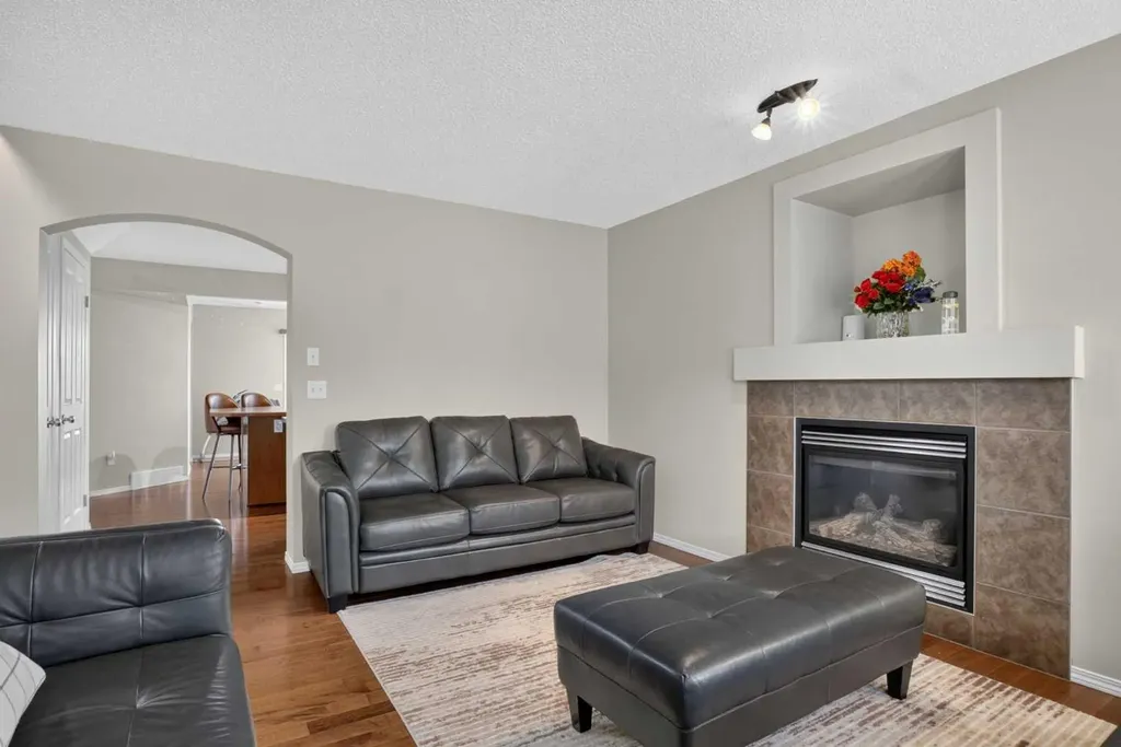 116 Panora Close NW Calgary AB T3K 0G4