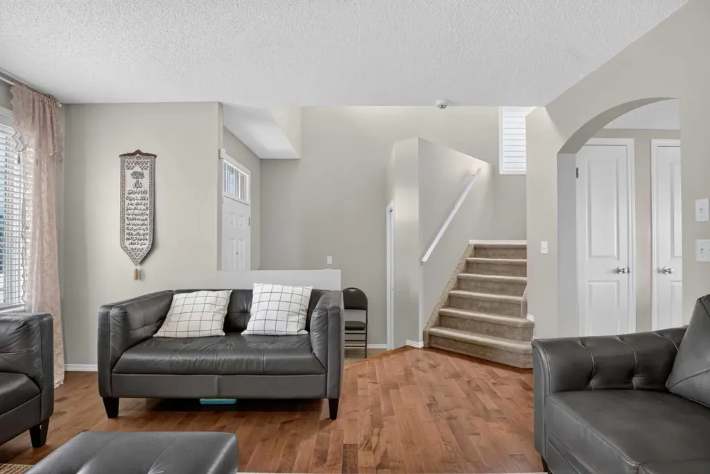 116 Panora Close NW Calgary AB T3K 0G4