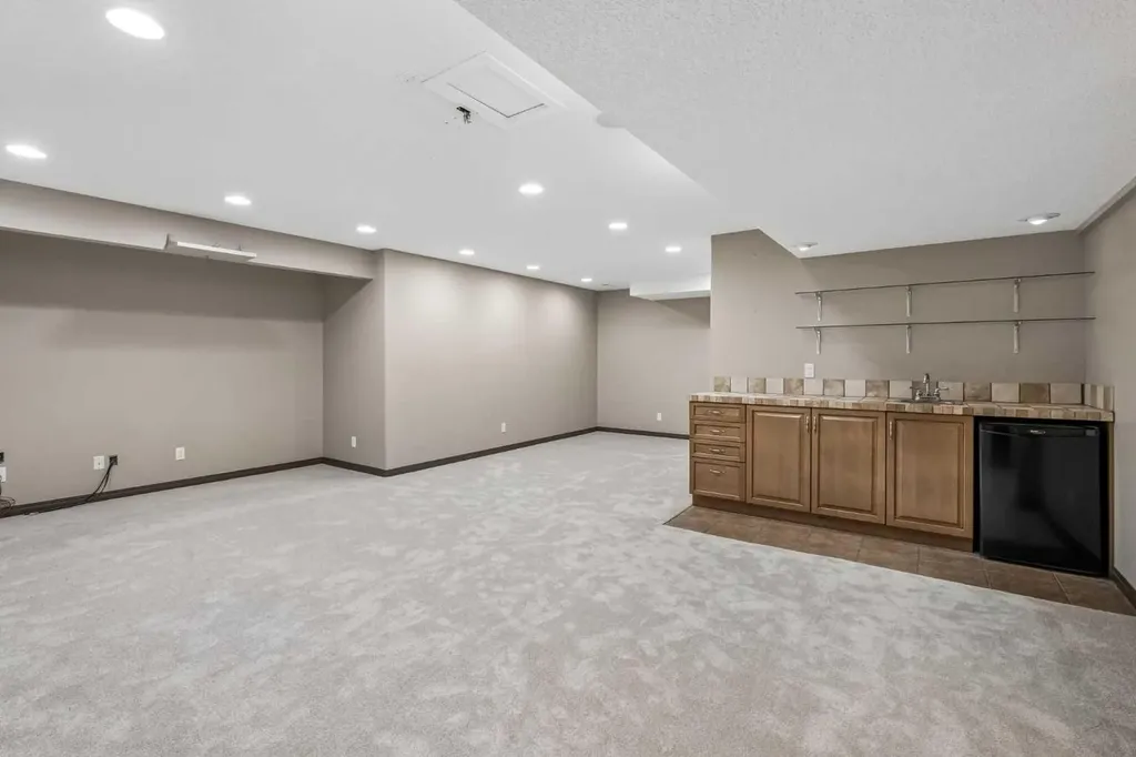 90 Royal Oak Grove NW Calgary AB T3G 5L8