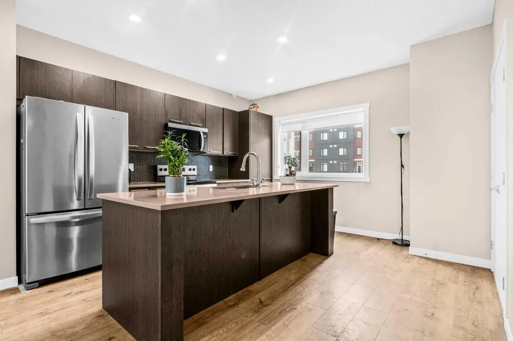 218 Sherwood Square NW Calgary AB T3R 0Y2