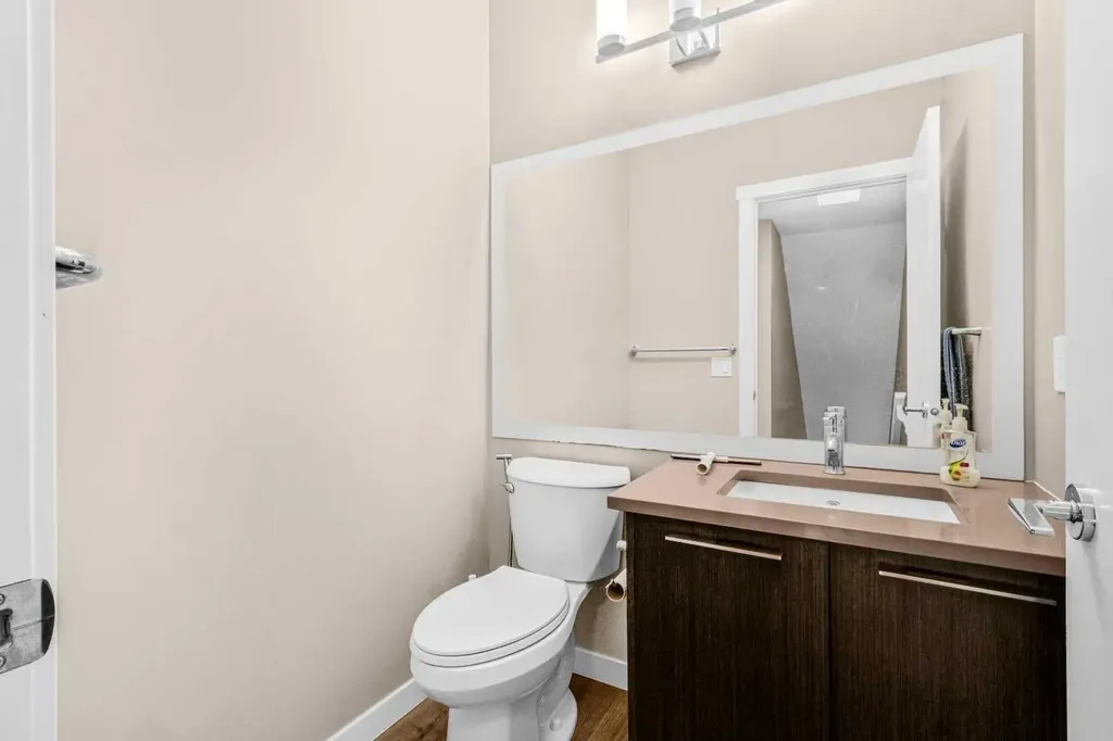 218 Sherwood Square NW Calgary AB T3R 0Y2