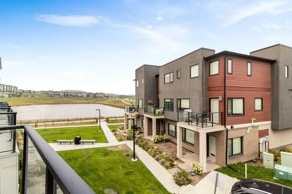 218 Sherwood Square NW Calgary AB T3R 0Y2