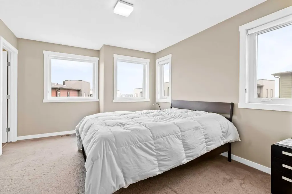 218 Sherwood Square NW Calgary AB T3R 0Y2