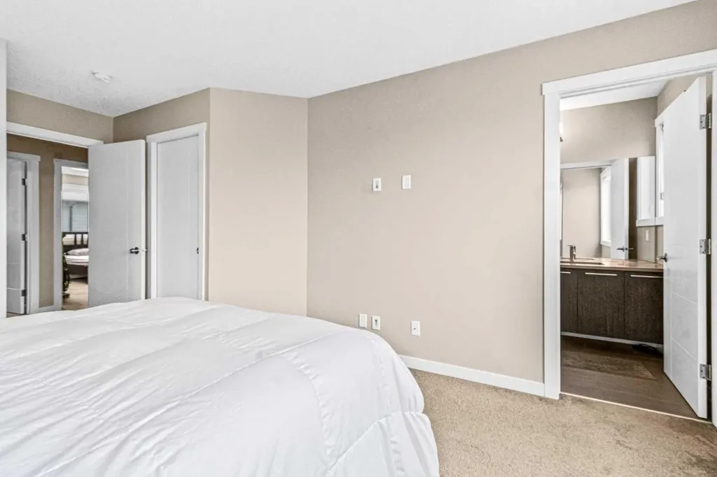 218 Sherwood Square NW Calgary AB T3R 0Y2