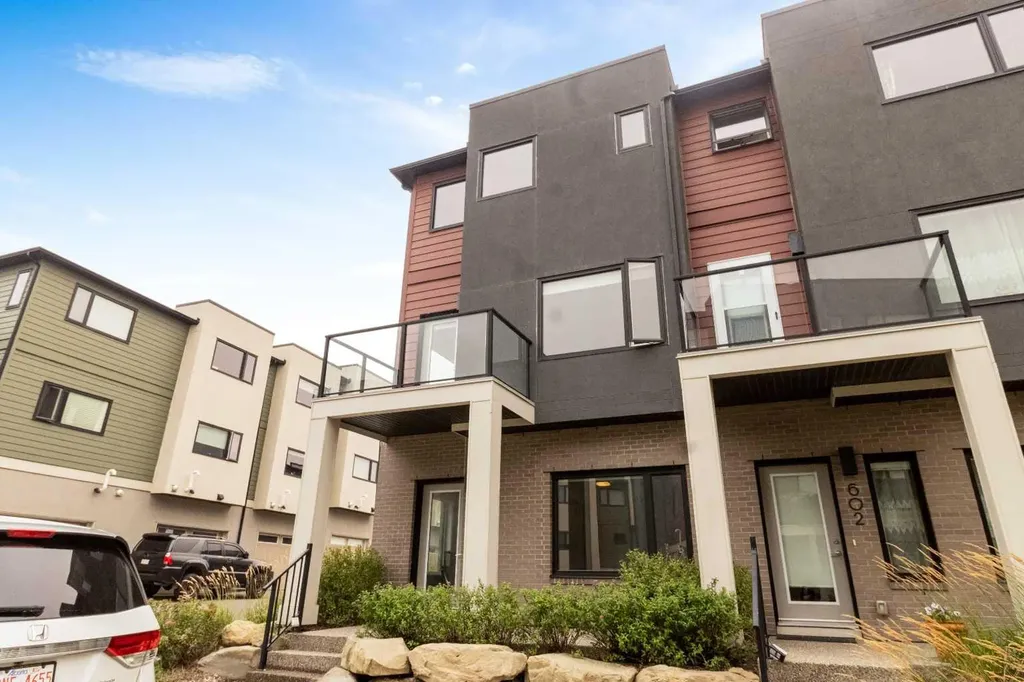 218 Sherwood Square NW Calgary AB T3R 0Y2
