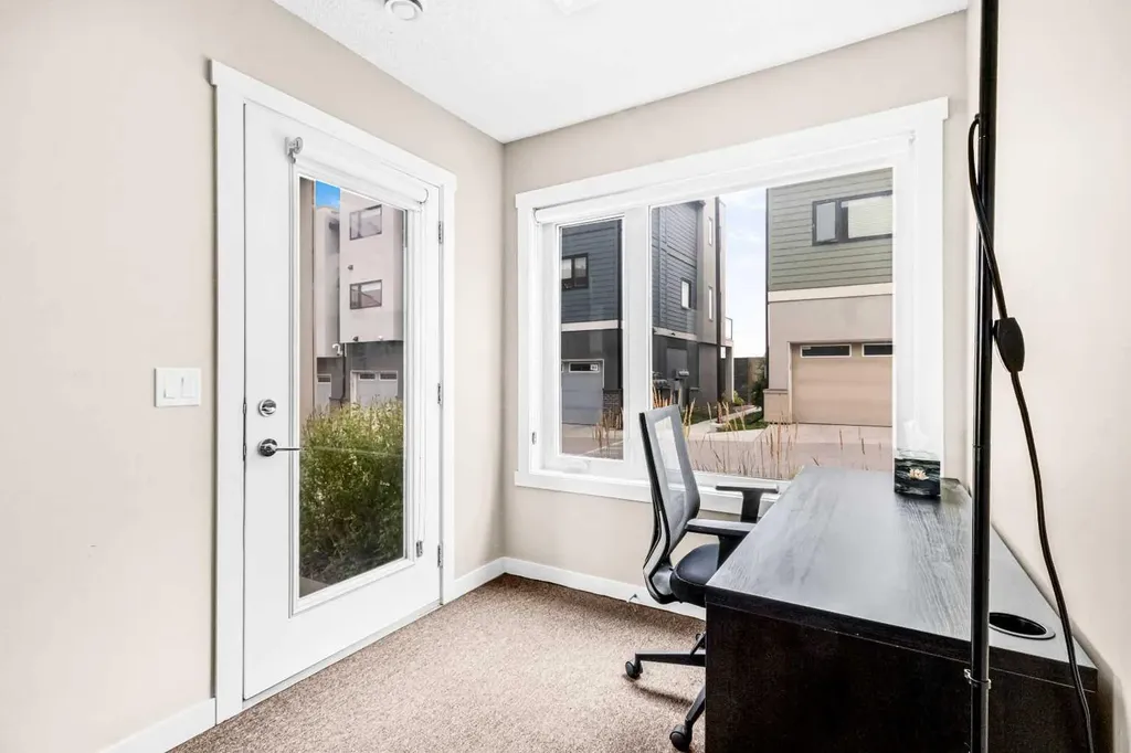 218 Sherwood Square NW Calgary AB T3R 0Y2