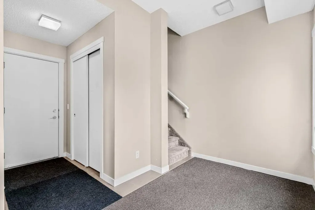 218 Sherwood Square NW Calgary AB T3R 0Y2