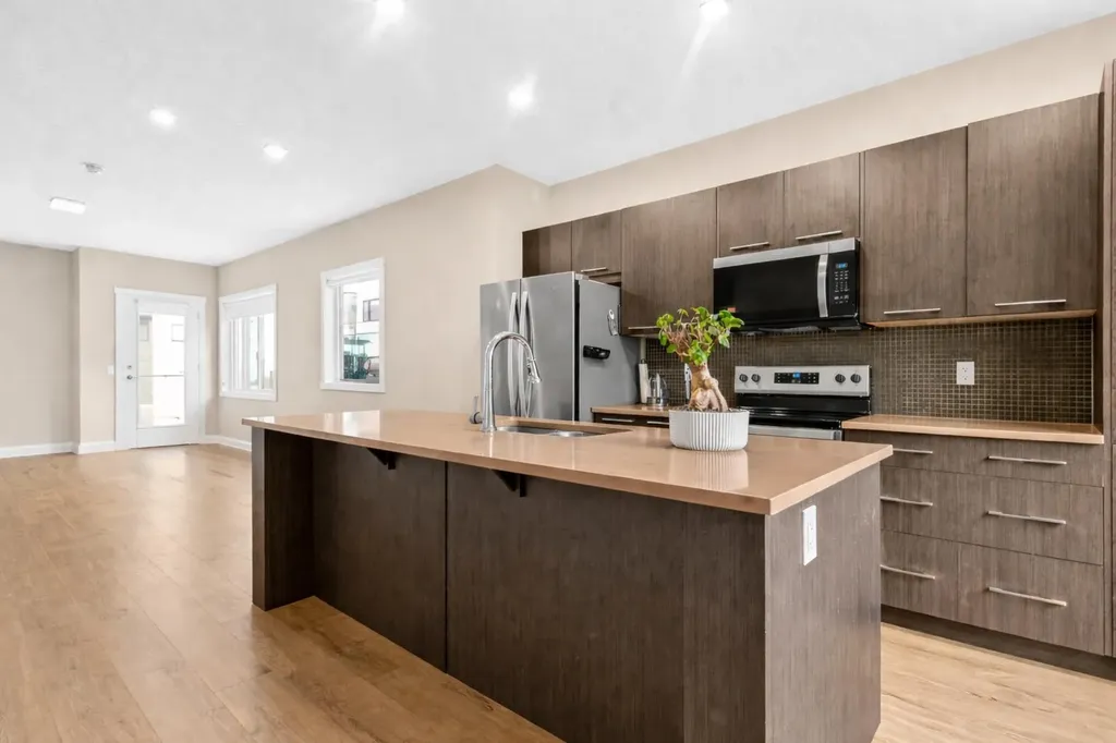 218 Sherwood Square NW Calgary AB T3R 0Y2