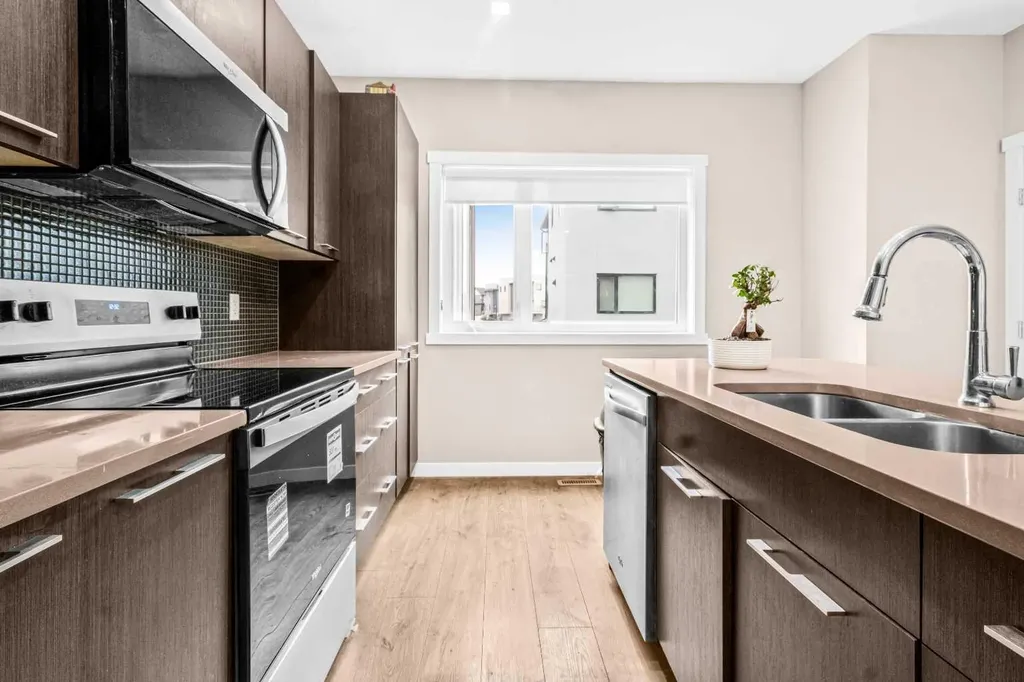 218 Sherwood Square NW Calgary AB T3R 0Y2