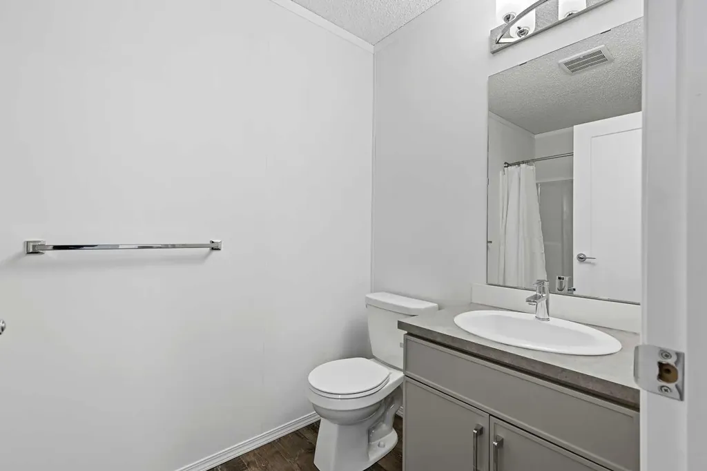 6220 17 Avenue SE Calgary AB T2A 0W6