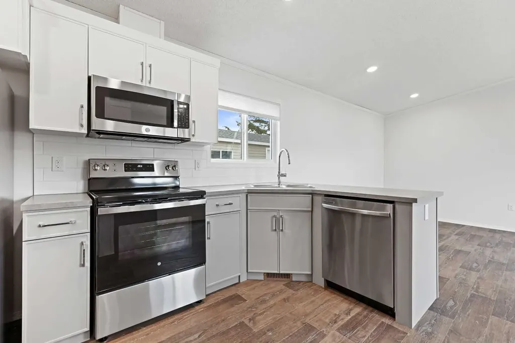 6220 17 Avenue SE Calgary AB T2A 0W6