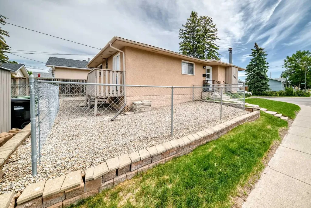 1404 Marlyn Way NE Calgary AB T2A 3K1