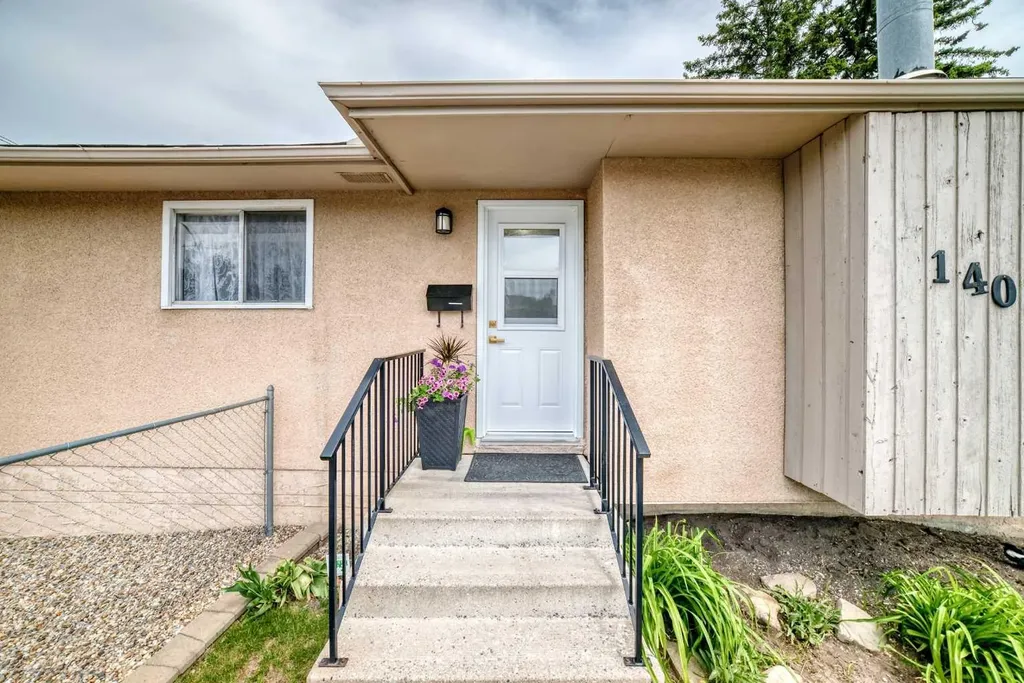 1404 Marlyn Way NE Calgary AB T2A 3K1