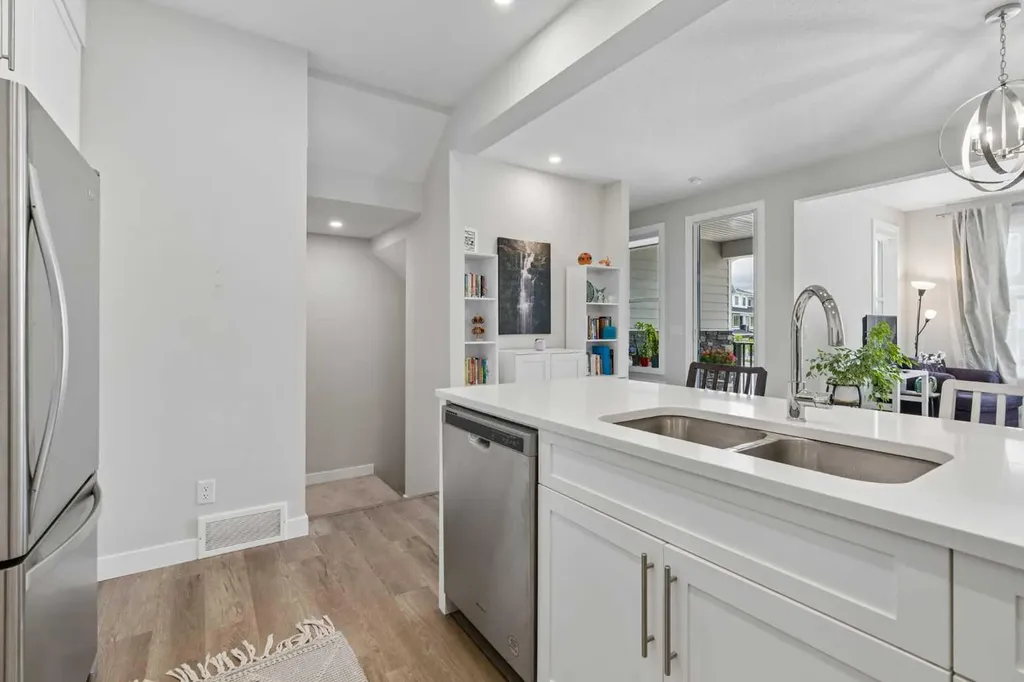 711 Crestridge Common SW Calgary AB T3B 6L6