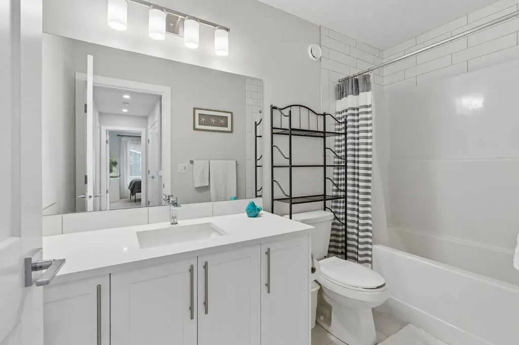 711 Crestridge Common SW Calgary AB T3B 6L6